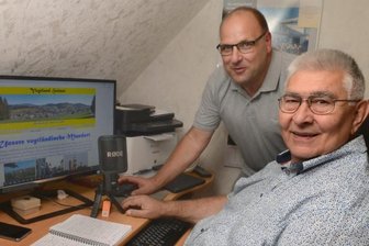 Mundart-Wörterbuch für das Vogtland: Senior geht mit Projekt online - Michael Stieber (66, vorn) hat zusammen mit seinem Schwager Frank Schneider (52) ein Online-Wörterbuch zur vogtländischen Mundart erstellt. Das Besondere des Projektes der Männer aus Muldenberg und Beerheide: Alle Wörter und Redewendungen kann man sich vorlesen lassen. Foto: Joachim Thoß