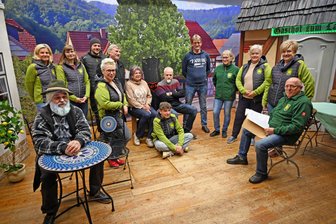 Mundarttheater im Erzgebirge: Wo zwei Dorfgasthäuser um guten Geschmack streiten - Das Mundarttheater Crottendorf versammelt sich auf dem Dorfplatz der Inszenierung.