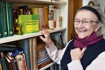 Mundartwort 2021: Von A wie Asichtskartl bis Z wie Ziehbasen - Franziska Böhm zählt zu den gestandenen Mundartautoren des Erzgebirges. Sie begründete nach der Wende die regelmäßigen Treffen der Schreiber, aber auch der Musikanten. Die Breitenbrunnerin leitete verschiedene Gruppen und hat eine Vielzahl Texte und Gedichte in Erzgebirgisch verfasst.