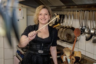 Mundartwort 2023: 1000er-Marke zwei Wochen vor Abstimmungsschluss geknackt - Angelique Fleischer, die Wirtin der Bergschmiede in Frohnau auf dem Schreckenberg, hatte für die Suche nach dem Mundartwort 2023 zum Thema Küchenutensilien einen Blick in die Küche der Gaststätte gewährt.