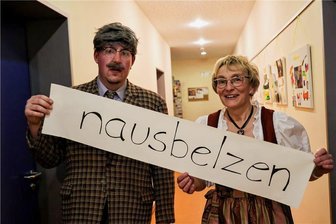Mundartwort 2023: Wissen Sie, was in Ihrer Küche ein Ohseier ist? - Robby Schubert und Carmen Krüger mit dem Mundartwort 2022. Schickt ein Erzgebirger jemanden mehr oder weniger nachdrücklich an die frische Luft, wird das mundartlich als nausbelzen bezeichnet.