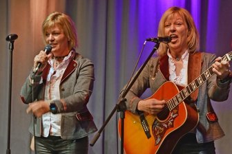 Mundartwort-Suche 2022: "Von der Oma ,in de Beer' geschickt" - Das hessische Erzgebirgsduo zum Auftritt im Volkshaus Thum. Konstanze Neu-Müller, links, und Ulrike Wingenbach sangen zum Finale des Mundartwettbewerbs 2021. 