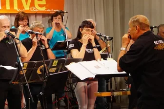 „Mundharmonika live“ 2023: Das Programm steht - Im vergangenen Jahr gab der Klingenthaler Jürgen Just, hier mit den Muha-Uhus, seinen Abschied beim Festival Mundharmonika live. Foto: