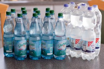 Mundraub in Meerane: Diebe stehlen Essen und Getränke - Unbekannte haben in Meerane unter anderem Wasserflaschen aus einem Keller gestohlen.