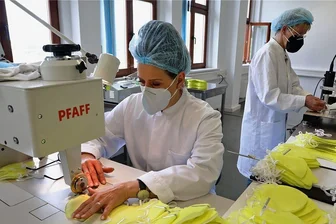 Mundschutz gegen Pollen: Masken aus Meerane sollen Allergikern helfen - In den Räumen der Firma R-Genau Medical in Meerane werden jetzt auch Masken für Allergiker produziert.