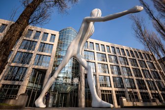 Munich Re: hoher Gewinn dank ausgebliebener Katastrophen - Die Skulptur "Walking Man" vor einem Verwaltungsgebäude der Munich Re. Für den Dax-Konzern liefen die Geschäfte im ersten Quartal erfreulich. (Symbolbild) 