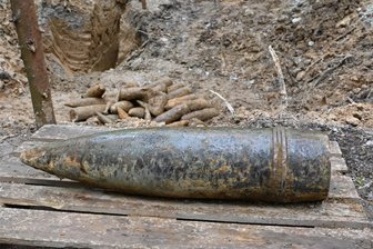 Munitionsfund im Lichtenauer Muna-Wald: Amtmannstraße sechs Wochen gesperrt - Der Kampfmittelbeseitungsdienst legt Munition aus dem Zweiten Weltkrieg in Lichtenau frei.
