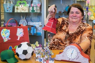 Museen des mittleren Erzgebirges locken wieder Besucher an - Regina Hauer zeigt im Serpentinsteinmuseum Zöblitz im Rahmen der Sonderausstellung "Alles aus Papier" 150 selbst gefertigte Faltarbeiten.