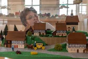 Museen locken zum Wochenende mit Blick hinter die Kulissen - Im Mittweidaer Museum "Alte Pfarrhäuser" ist unter anderem eine Sonderschau zum Häuselmacherhandwerk im Erzgebirge zu sehen. Das Museum lädt für Samstag und Sonntag zum Hereinschauen ein. 