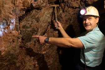 Museen und Vereine laden ein zu historischen Entdeckungen - "Überall im Stollen kann man die fantastische Mineralisation sehen", sagt Karsten Georgi vom Bergbauverein Aue. Am Samstag zur Museumsnacht gehört er zu den Bergführern, die Besuchern den Vestenburger Stolln in Aue zeigen. Dieser wird seit 1995 vom Verein aufgeschlossen. 