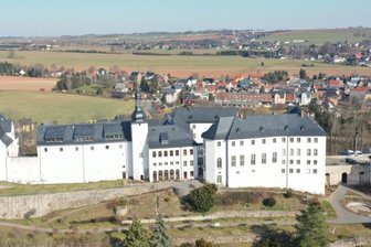Musenhof lockt mit alten Tapeten, Brunnenfest und Kriminacht - Der Förderverein "Schloss Wildenfels" wartet im Musenhof des restaurierten alten Gemäuers dieses Jahr mit vielen interessanten Ausstellungen und Veranstaltungen auf. 