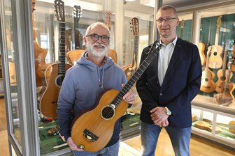 Museum aus dem Vogtland erwirbt seltenes Instrument - Michael Ulrich (links) aus Schwerin und Museumsmitarbeiter Mario Weller.