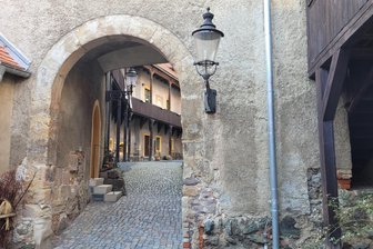 Museum der Burg Schönfels will große Geschichte im Kleinen widerspiegeln - Auf historischem Pflaster führt der Weg zum Burgmuseum.