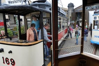 
              <p class="artikelinhalt">Besucher des Straßenbahnfestes konnten am Wochenende auch im historischen Triebwagen 169 aus dem Jahr 1919 mitfahren. </p>
            