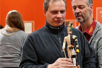 Museum Freiberg: Die scheinbar ewige Baustelle - Lars Geithner vom Blinden- und Sehschwachenverband tastet im weiter geschlossenen Stadt- und Bergbaumuseum Freiberg eine Holzfigur von Siegfried Werner (r.) aus Seiffen ab. Die neue Dauerausstellung solle alle Sinne ansprechen. 