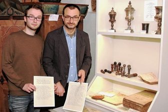 Museum holt kostbare Urkunde ans Licht - Fördervereinsvorsitzender Markus Stark (links) und Museumsleiter Michael Heuck haben die Vitrine mit wertvollen Exponaten bestückt und den Text auf der Urkunde, für alle lesbar, in der heutigen lateinischen Schrift noch einmal aufgeschrieben. 