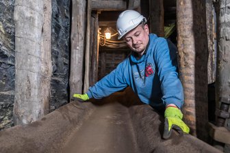 Museum im Erzgebirge ein Jahr nach Neueröffnung schon wieder dicht? Das war in der Kohlewelt los - Heiko Vieweger bei Wartungsarbeiten an der Schüttelrutsche. Bei der abwechslungsreichen Arbeit im Museum ist für den Haustechniker viel Improvisationsvermögen gefragt.
