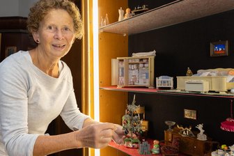 Museum im Erzgebirge zeigt Miniaturwelten in Puppenstuben - Marlene Schreiter hat für eine Ausstellung im Turmmuseum Geyer zahlreiche Puppenstubenmöbel in Szene gesetzt.