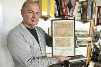 Museum im Vogtland freut sich über wertvolles Dokument - Ortschronist Thorald Meisel mit der Messquittung und Rechnung aus dem Jahr 1780.