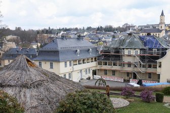Museum im Vogtland: Gelingt jetzt der große Wurf? - Blick vom Weltmusikgarten auf das Musikinstrumenten-Museum Markneukirchen: Links der Westfügel mit bereits saniertem Dach, rechts das eingerüstete Hauptgebäude.