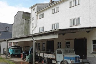 Museum in Blankenhain übernimmt Schrotmühle - Die Schrotmühle öffnet erstmals für Besucher ihre Türen. Die Szene vor dem Objekt mit den parkenden Fahrzeugen wurde nachgestellt. Sie gehören zur Schau. 
