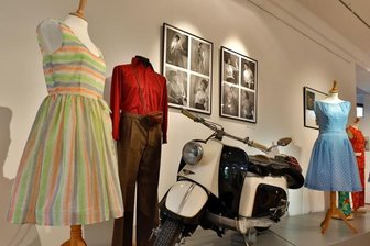 Museum in Hohenstein-Ernstthal zeigt alte Badetrends - Auch Sommerkleider und ein Berliner Roller, der dem Museum gehört, sind Teil der Sonderschau. 