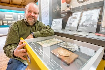 Museum lädt zum Detektiv-Quiz nach Marienberg ein - Eventmanager Jörg Zander im Museum Bergmagazin, in dem auch Rennsportgeschichte dokumentiert ist.