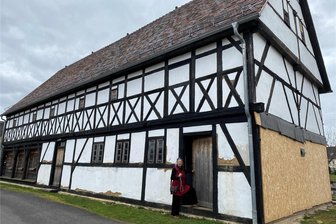 Museum Schwarzbach: „Biosauna“ gegen Käfer im Poppitz-Haus - Das Poppitz-Haus gehört zum Museum in Schwarzbach. Kathrin Minkus ist Vorsitzende des Museumsvereins. Im Poppitz-Haus soll der Hausbock bekämpft werden, außerdem soll es saniert werden und eine Küche erhalten.