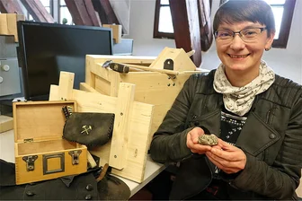 Museum to go in Freiberg: Schulklassen können mit einer Gezähekiste in die Geschichte des Erzbergbaus eintauchen - Stefanie Karg präsentiert die Gezähekiste.