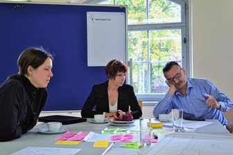 Museum wird zum Zentrum für Textilien - Theresa Kretsch (Sächsisches Textilforschungsinstitut, selbstständige Designerin), Yvette Dietzel (Sächsisches Textilforschungsinstitut) und Prof. Markus Michael (Texulting GmbH) besprechen Marketingstrategien für ihre Zielgruppen (Foto von links).