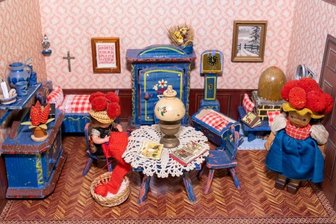 Museum zeigt bis Februar über 50 Puppenstuben - Die Schwarzwälder Bauernstube aus dem Jahr 1934 ist die älteste von etwa 50 Miniatur- oder Puppenstuben, die derzeit im Auerbacher Museum ausgestellt sind.