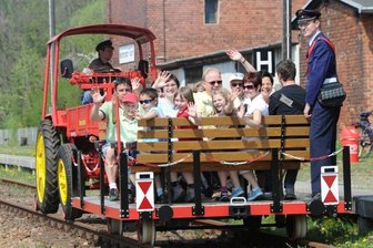 
              <p class="artikelinhalt">Voll besetzt war am Karfreitag die Draisine der Markersdorfer Eisenbahnfreunde auf allen Fahrten. Vereinsvorsitzender Robin Helmert (re.) begleitete die Fahrgäste nach Neuschweizerthal, wo für die Kinder Ostereier versteckt waren. Als Maschinist steuerte sein Stellvertreter Steffen Hedrich den Schienentraktor.  </p>
            
