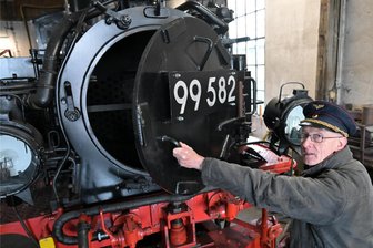 Museumsbahn im Erzgebirge erlaubt Einblicke in den Lokschuppen - Ullrich Schmidt an der Dampflok 99 582, die kurz vor der Wiederinbetriebnahme steht.