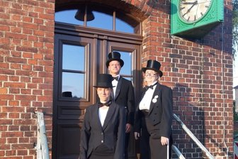 Museumsbahnhof Markersdorf wird zur Showbühne - Ellen Belinda Richter, Martin Bauch und Ulrike Brummert (von links) von der Deutsch-Französischen Gesellschaft gestalten vor dem Museumsbahnhof in Markersdorf eine Performance über den Ersten Weltkrieg. 