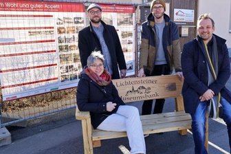 Museumsbank lädt Passanten zum Verweilen ein - Da kann man es schon aushalten! Museumsleiterin Anne Sophie Berner und Patrick Bochmann vom Museumsverein sitzen auf der neuen Museumsbank schon mal Probe. Gebaut wurde sie von Tommy Kotzur (hinten rechts). Robert Wende (daneben) hatte die Idee.