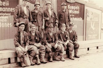 Museumsführung für Kurzentschlossene im Uranbergbaumuseum Bad Schlema - Eines der Brigadefotos, die im Museum Uranbergbau in Bad Schlema zu sehen sind: Brigade Blum, Schacht 64.