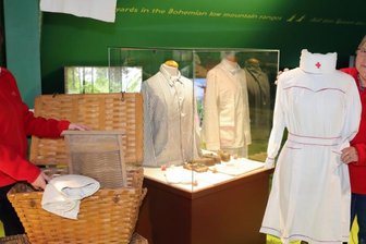 Museumsmitarbeiter empfangen Besucher mit "Sauberer Wäsche" - 