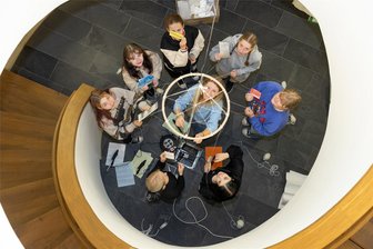 Museumsnacht in Annaberg-Buchholz dreht sich um Schotter, Schulden und Schurkerei - Hoch hinaus wollen die Schülerinnen und Schüler aus der 12. Klasse des Institutes für Ausbildung Jugendlicher gemeinsam mit ihrer Lehrerin Carolin Tennstaedt bei ihrem Kunstprojekt im Treppenturm der Manufaktur der Träume.