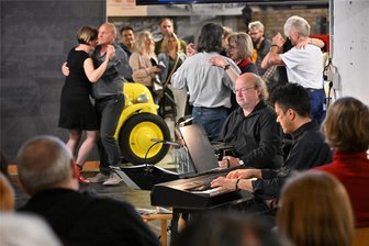 Museumsnacht in Chemnitz: Tango tanzen zwischen Oldtimern im Fahrzeugmuseum - Vor der Kulisse von Oldtimern im Museum für sächsische Fahrzeuge wurde zur Museumsnacht Tango getanzt. Dazu gab es Musik vom Bandoneon, das in Chemnitz erfunden wurde.
