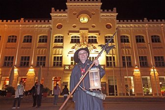 Museumsnacht in Zwickau dieses Mal mit außergewöhnlichem Lichtspektakel - Traditionell lädt auch der Nachtwächter bei der Museumsnacht zu einem Rundgang durch Zwickau ein. Zuvor erzählen Gänsehautgeschichten von Schicksalen und Morden in Zwickau.