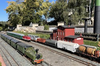 Museumstag in Werdau: Freier Eintritt, historische Maschinen und Aktionen für Familien - Seit 1981 verkehren auf den Gleisen im Museumsgarten die Züge des Museumsgartenbahnvereins.