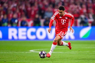 Musiala über Leistungsstand vor WM: "Schwer zu sagen" - Jamal Musiala im Bayern-Trikot in Aktion - aber wie spielt er bei der WM? (Archivbild)