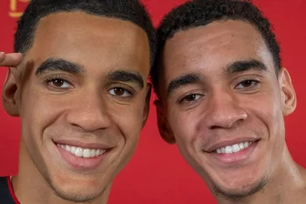 Musiala und sein Doppelgänger: "Ein Schock für mich" - Welcher ist der echte? Jamal Musiala (rechts) und seine Wachsfigur von Madame Tussauds.