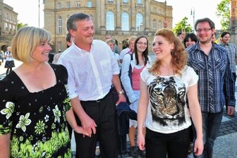 Musical-Casting: Stephanie Friedrich aus Johanngeorgenstadt scheidet aus - Swetlana und Steffen Friedrich (l.) sind stolz auf ihre Tochter (Mitte). Rechts im Bild Stephanies Freund Frank Hauser. 30 Freunde und Verwandte aus Johanngeorgenstadt waren mit nach Chemnitz gefahren.