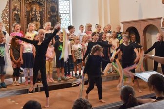 Musical "Dankbar" wird extra für Schuljubiläum einstudiert - Schüler der Evangelischen Grundschule Bräunsdorf in der Kirche bei einer Musicalprobe. Die Aufführung soll es zum Gottesdienst geben, der Bestandteil der Feiern zum 20-jährigen Schulbestehen ist.