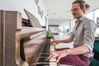 Musical hat im Erzgebirge bald Premiere - Junger Berliner komponiert dafür die Musik - Klaus Frenzel stammt aus Aue und studiert in Berlin. Für das Musical „Clara! Eine Eibenstocker Legende“ hat er die Komposition geschrieben.