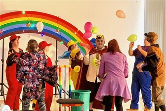 Musical in Aue: König in Kunterbunt für einen Tag - Kunterbunt und voll bei der Sache: Das Musical der Auer Brünlasbergschüler kam bei den Gästen super an.