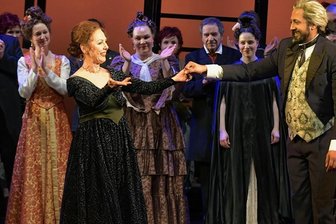 Musical in Freiberg: Der Graf von Monte Christo und seine Pechsträhne - Sänger Vikrant Subramanian sprang kurzfristig ein und begeisterte an der Seite einer gut aufgelegten Susanne Engelhardt (Mercédès) als Edmond Dantès/Graf von Monte Christo im Freiberger Theater.