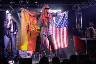 Musical-Inszenierung zu Gast in Annaberg-Buchholz: Die ewige Suche nach der anderen Hälfte - "Hedwig and the Angry Inch": Nick Körber als Hedwig, Tanja Beutenmüller als ihr Ehemann Yitzhak.