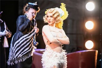Musical "Mein Freund Bunbury" in Gera: Der Freund für alle Fälle - Miriam Zubieta als Cecily Cardew (Vordergrund), Iris Eberle, Sängerin des Opernchors (Hintergrund). 